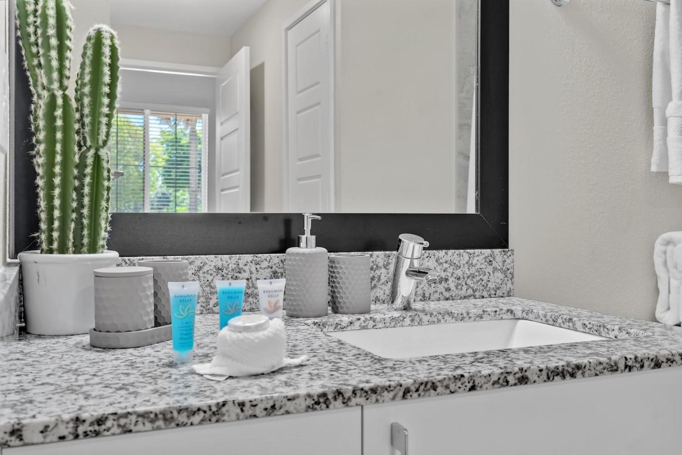 Cozy Retreat 2 Bedroom Hideaway Moments From The Sand Бойнтън Бийч Екстериор снимка